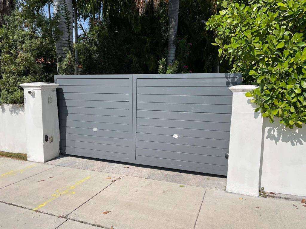 Aluminum Dual Swing Gates With Horizontal Privacy Panels