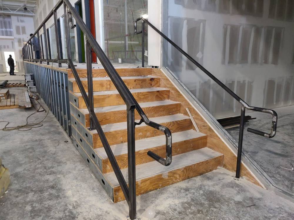 Commerical Walkway Ramp Steel Railing With Glass Panels