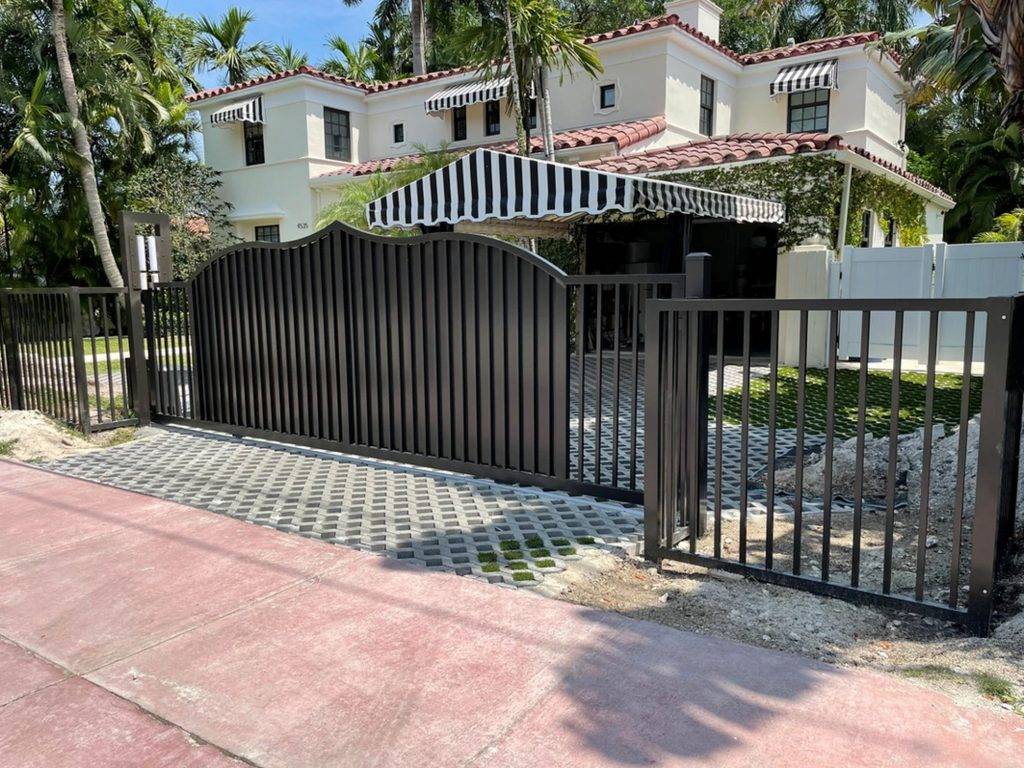Custom Aluminum Privacy Sliding Gate And Vertical Picket Fence